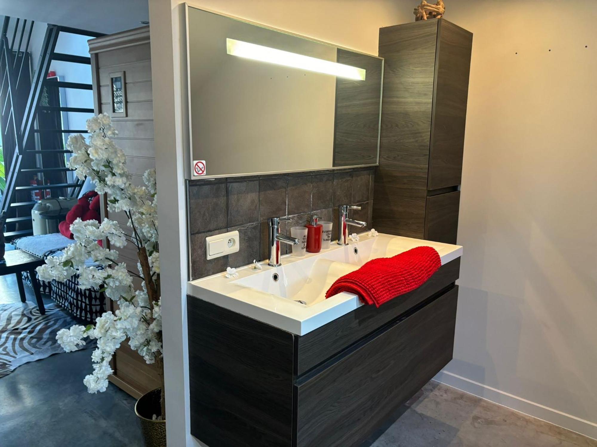 Apartmán Wellness Loft With Sauna, Jacuzzi, Roof Terrace & Amazing View Antverpy Exteriér fotografie
